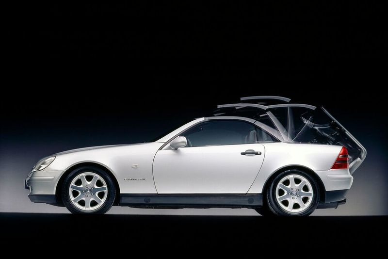 Der Mercedes SLK war das erste Neuzeit-Mobil mit elektrischem Metallklappdach. (Mercedes-Benz)