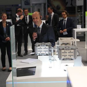 „Laser-Show“ mit dem Vorsitzenden Trumpf-Geschäftsführer in Sachen Laser, Dr.-Ing. E. H. Peter Leibinger auf der LASER - World of Photonics 2015 in München. Rasanteres Glasschneiden und wirtschaftliches Kupferschweißen gehörten dabei zu den vielen Highlights und Weltpremieren der Präsentation.