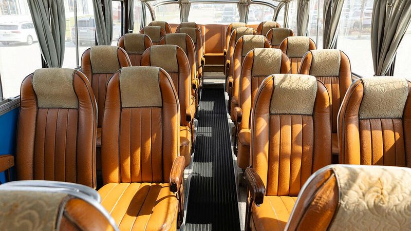 Die Typbezeichnung bezog sich dabei auf die in diesem Omnibus vorhandenen acht Sitzreihen. Zur Verfügung standen somit 35 Sitzplätze und 7 Mittelgangsitze. (Bild: Daimler Truck AG)