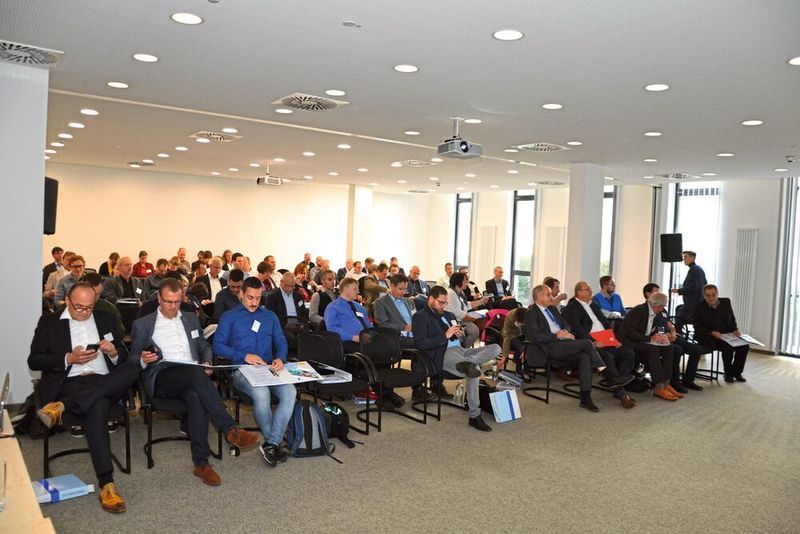 Im Vortragsraum erwarten die Teilnehmer des Forums Laborbau in Berlin den ersten Referentenbeitrag. (LABORPRAXIS, C. Lüttmann)