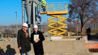Dr. Stephan Mey, Geschäftsführer von Sülzle Kopf SynGas (l.), und Bert Flöck, Baudezernent der Stadt Koblenz, waren beim Montagebeginn der SynGas-Anlage im Dezember 2016 vor Ort dabei. (Sülzle)