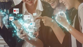 woman-team-work-group-are-check-the-social-network-media-and-use-application-in-online-community-for-sharing-and-commenting-while-travel-around-the-world-stockpack-adobe-stock-scaled (Quelle: Monopoly919 - Adobe Stock)