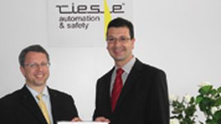 Oliver Riese (links), Geschäftsführer der Riese Electronic GmbH, und Martin Ingold (rechts), Abteilungsleiter Automation bei der Bachofen AG, nach Vertragsunterzeichnung. (Archiv: Vogel Business Media)