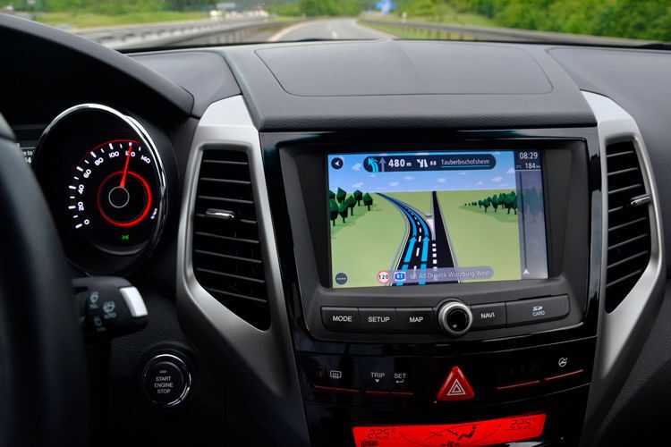Für das Tom-Tom-Navigationspaket berechnet Ssangyong 600 Euro Aufpreis. Im Paket enthalten sind dann aber die Rückfahrkamera, eine Bluetooth-Freisprecheinrichtung, Radio und MP3-, USP- und HDMI-Port. (Michel / »kfz-betrieb«)