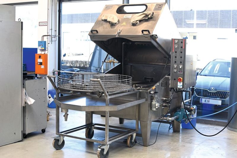 Die Reinigung der Werkzeuge erfolgt in einer über die MAP Pamminger GmbH bezogenen Reinigungsanlage Render WE 115 AM mit zwei Düsenrohrsystemen und 1.150 Millimeter Korbdurchmesser. (Bild: Peter Kemptner)
