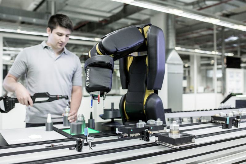 Die Mensch-Roboter-Kollaboration ist ein Thema auf der Automatica, mit dem sich auch der neue Trendindex der Messe München beschäftigt. (Robert Bosch Manufacturing Solutions)