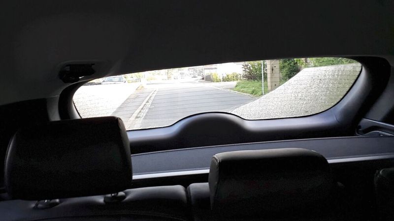 Typisch Asiate bzw. Fahrzeug, das ursprünglich für Rechtsverkehr konstruiert wurde: Manches, wie z. B. der Heckwischer, wird für die Linkslenkerversion nicht gespiegelt. Entsprechend bleibt beim Heckwischer ein großes, nicht gewischtes Feld stehen (von der Beifahrerseite aus fotografiert). (Bild: Dominsky – VCG)