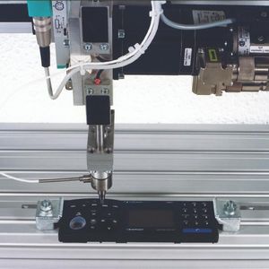 Symacon realisiert kundenspezifische Lösungen, wie hier eine Haptik-Dauerprüfeinrichtung von Autoradio- und Navigationsgeräten, z.B. zur Erfassung der Kraft-Weg-Verläufe während der automatischen Tastenbetätigung.