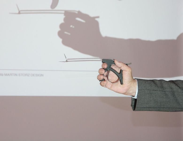 Licht und Schatten. Martin Storz zeigt ein reinigungsgerecht konstruiertes Federborgenschaftinstrument. (Bild: Reinhardt)