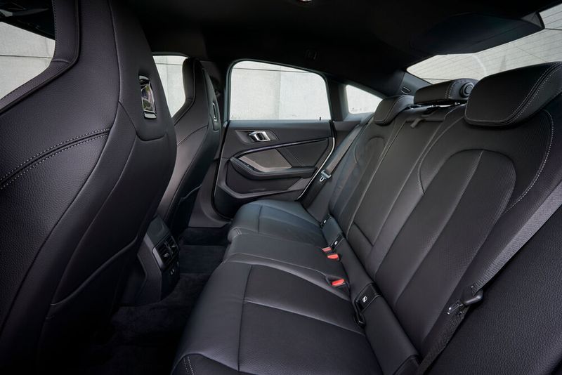 Die Rückbank des 2er Gran Coupé dient eher als bessere Ablage denn als Sitzgelegenheit für drei weitere Passagiere. (Bild: BMW)