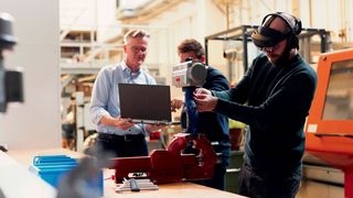 Mit Avikom komme ein bisher einzigartiges audiovisuelles Assistenzsystem für Montage- und Logistikarbeiten ins industrielle Umfeld. Hier montiert einer der Entwickler mit virtueller Hilfe eine Absperrklappe fehlerfrei. Über die Datenbrille und das Headset erhält er die entsprechenden Anweisungen, heißt es. Lesen Sie hier, warum das Ganze etwas Besonderes ist. (Bild: P. Pollmeier / FH Bielefeld)