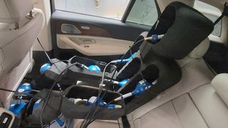 Ein Dummy mit Messsonden im Fond eines Elektroautos. (Bild: Bundesamt für Strahlenschutz)