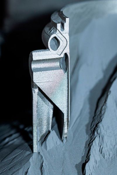 Bei der additiven Fertigung von Brennkammern spielt die Temperaturbeständigkeit eine wichtige Rolle. Das Bauteil im Bild wurde zusammen mit TU Dresden und ESA entwickelt. (Bild:  Christoph Wilsnack/Fraunhofer IWS)