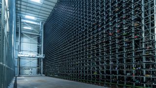 Das neue Kasto-Hochregallagersystem bei Thyssenkrupp Schulte ist 21 Meter hoch, 17 Meter breit und rund 59 Meter lang. Insgesamt 6.000 Tonnen Material kann es aufnehmen. (Bild: Thyssenkrupp)