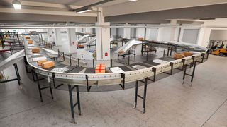 Das Beumer-System übernimmt den größten Teil des Umschlags im neuen Terminal von Helthjem. Das geht von der Paketzuführung in die Maschine über deren Sortierung bis hin zur weiteren Verteilung. (Bild: Beumer)