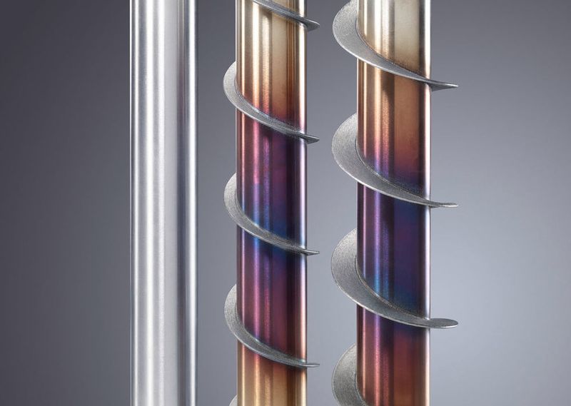 Trumpf bietet jetzt laserbasierte 3D-Drucksysteme an. Bei einem davon, dem LMD-Verfahren, erzeugt der Laser ein Schmelzbad auf der Oberfläche eines Bauteils und schmilzt das zeitgleich eingebrachte Pulver entsprechend der gewünschten Form auf. (Bild: Trumpf)