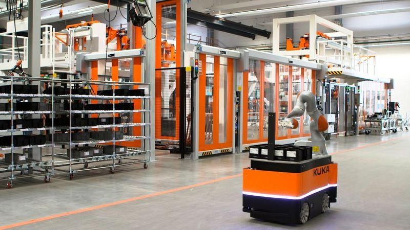 Bild 4: Roboter müssen mobil einsetzbar sein. Mit zunehmender Automatisierung in der eigenen Produktion stellt KUKA die Weichen für die Zukunft. (Bild: Kuka)