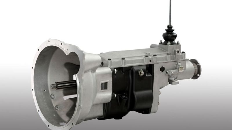 Neue Nachfertigung von ZF Tradition: Das Fünfgang-Sportgetriebe S5-325, wie es unter anderem für den Aston Martin DB5 produziert wurde.