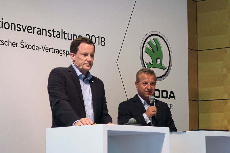 Patrick Kaiser, Geschäftsführer des Skoda-Partnerverbands (li.) und Verbandspräsident Thomas Peckruhn erläueterten die Grundzüge der Verhandlungen und der Ergebnisse. (Bild: Grimm / »kfz-betrieb«)
