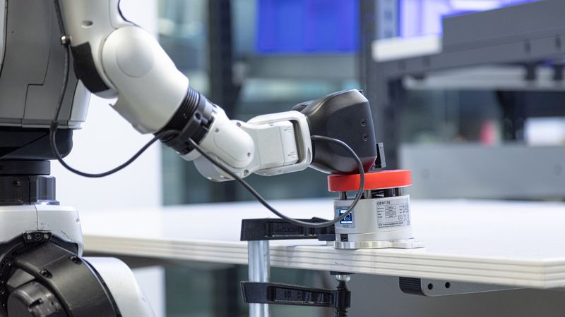 Um die Kraft im Kollisionsfall abzuschätzen, schlägt der Roboter gegen einen Kraftsensor, wie er auch für die Messung bei Cobots eingesetzt wird.(Bild:  Fraunhofer IPA/Rainer Bez)
