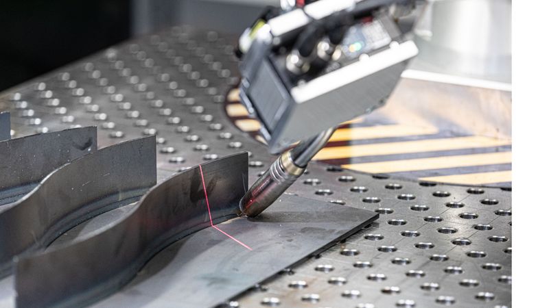 Mithilfe eines Sensor-Add-ons erkennt der Cobot die zu schweißende Naht automatisch, und das Programm wird automatisch erstellt.(Bild:  Fraunhofer IPA/Rainer Bez)