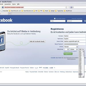 Bevor man sich bei Facebook registriert, sollte man sich einiger Dinge bewusst sein: (1) Die Datenweitergabe erfolgt unverschlüsselt über das http-Protokoll, man sollte also unbedingt an einem sicheren Rechner sitzen. (2) Ein starkes Passwort ist Grundvoraussetzung dafür, dass der Facebook-Account nicht geknackt wird. (3) Der Geburtstag muss zwingend angegeben werden; hier kann man getrost erst einmal schummeln und bei Bedarf später das richtige Datum angeben, wenn die Privacy-Einstellungen angepasst wurden.