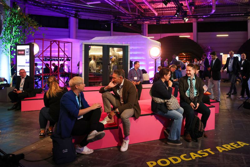 Die Podcastarea wurde in diesem Jahr neu gestaltet. Mehr Sitzplätze sowie eine bessere Akustik luden zum Verweilen und Zuhören ein. Auch die Redaktion von eGovernment war mit ihrem Podcast Unbürokratisch auf der SCCON 2025 vertreten. Interviewt wurden neben Gaia-X-CEO Ulrich Ahle auch der Verwaltungswissenschaftler Professor Dr. Dr. Björn Niehaves. (Bild: © Messe Berlin GmbH)