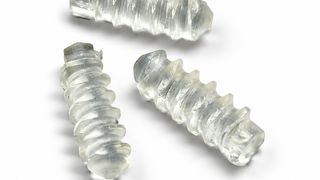 Microviti mediche realizzate in Resomer LR 704 S, un polimero bioriassorbibile di Evonik, prodotte mediante microiniezione su una Boy XS E dotata di un’unità di plastificazione da 8 mm e del sistema a canale caldo micro L2X-Mikro di Ewikon. (Bild: Ragazzo)