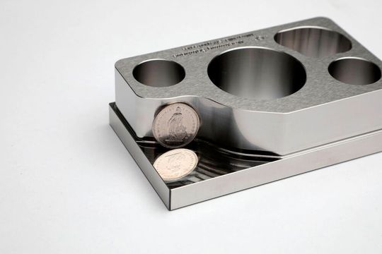 La série Mikron MILL S/X (U) combine désormais fraisage et rectification afin de réaliser des pièces de haute qualité et un état de surface exceptionnel avec un temps de processus de fabrication réduit. La série Mikron MILL S/X (U) combine désormais fraisage et rectification afin de réaliser des pièces de haute qualité et un état de surface exceptionnel avec un temps de processus de fabrication réduit.
