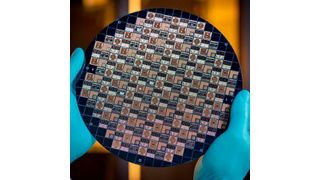 Multi-Project Fan-Out Wafer: Das individuelle Packaging für sechs Kunden auf einem Wafer.  (Fraunhofer IZM | Volker Mai)