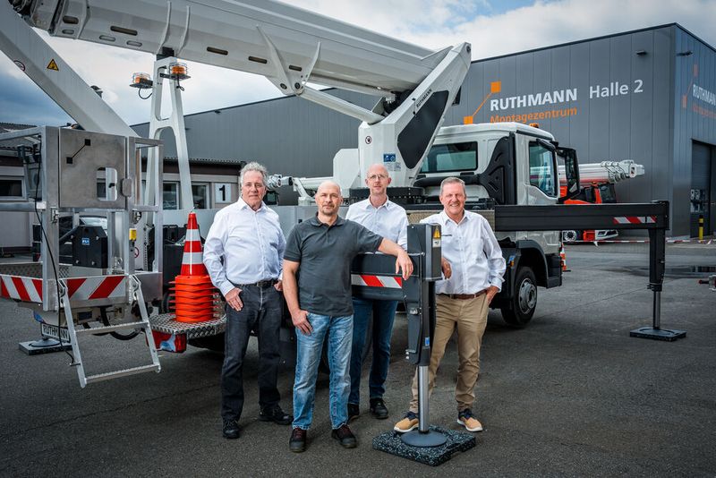 Successful team (from right): Purchasing Manager Christoph Dierker and Design Engineer Nico Wessels from Ruthmann with the Regional Sales Manager (Image:Helu)