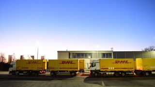 Bei der Zustellung auf der letzten Meile arbeitet DHL bereits viel mit E-Fahrzeugen, anders sieht es noch auf längeren Strecken zwischen Brief- und Paketzentren aus. (Bild: DHL Group)