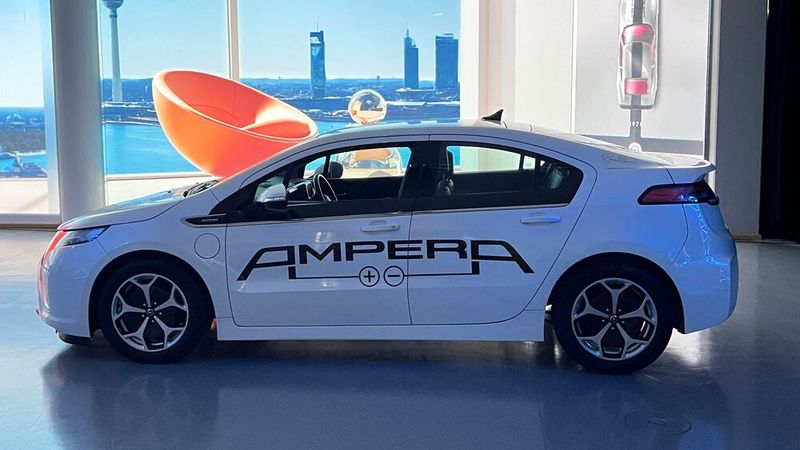 Neben dem Nissan Leaf ein Vorbote familientauglicher E-Autos: Der Opel Ampera als viersitziges Plug-in-Hybrid-Pkw-Modell startete 2011. Bei voller Batterie (16 kWh) fährt der Ampera 40 bis 80 Kilometer ausschließlich elektrisch. Der eingebaute Verbrennungsmotor mit der 54-kW-Generator-Einheit startet automatisch, sobald der Ladezustand der Batterie unter circa 20 Prozent gesunken ist, und liefert dann den elektrischen Fahrstrom. Dieser Fahrzeugtyp wird daher auch Extended Range Electric Vehicle (EREV, Elektrofahrzeug mit verlängerter Reichweite) genannt. (Bild: autodrom)