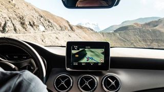 Technologieunternehmen und Fahrzeughersteller forcieren den kommunikativen Fortschritt und investieren in Fahrzeug-zu-Fahrzeug- (V2V) und Fahrzeug-zu-Infrastruktur- Technologien (V2I) (Bild: Photo by Axel Antas-Bergkvist on Unsplash)