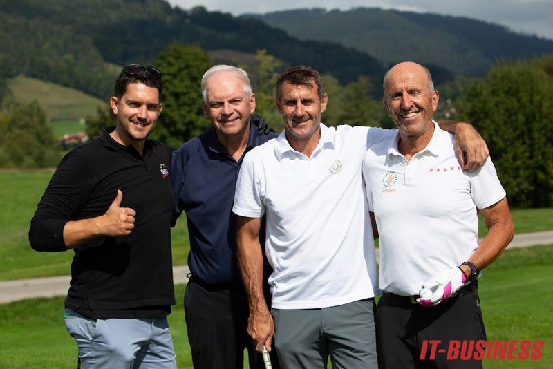 Diese Herren spielen mit dem Arzt, dem die Sportler vertrauen: (v. l.) Dirk Weiland und Klaus Ritzert (Gölz Bürotechnik), Markus Schmidt (Rennrodler) und Dr. Ernst-Otto Münch (DSV Mannschaftsarzt) (Bild: Vogel IT-Medien GmbH)