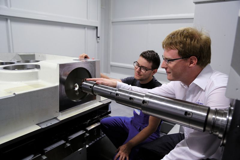 Prüfender Blick von den Ferrum- und Urma-Spezialisten, ob alles seine Richtigkeit hat. (Bild: Matthias Böhm)