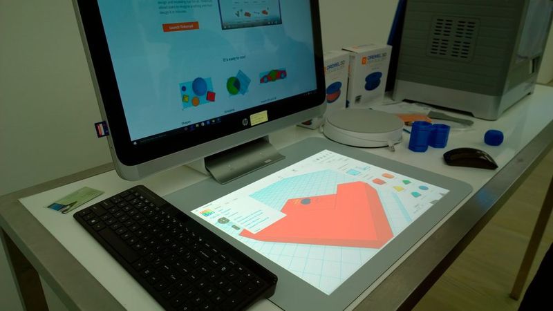 Die für Kinder geeignete, kostenlose CAD-Software Tinkercad von Autodesk, nutzt auf dem Sprout die Touch-Matte als zusätzliches Display. (Bild: Vogel-IT)