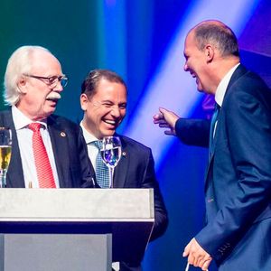 Neben Martin Osterberger-Seitz (Mitte) ist Bernd Czolkos Teil der Geschäftsführung (re.). Er kümmert sich um die Bereiche Finanzen und Werkstatt. (Bild:  Seitz-Gruppe)