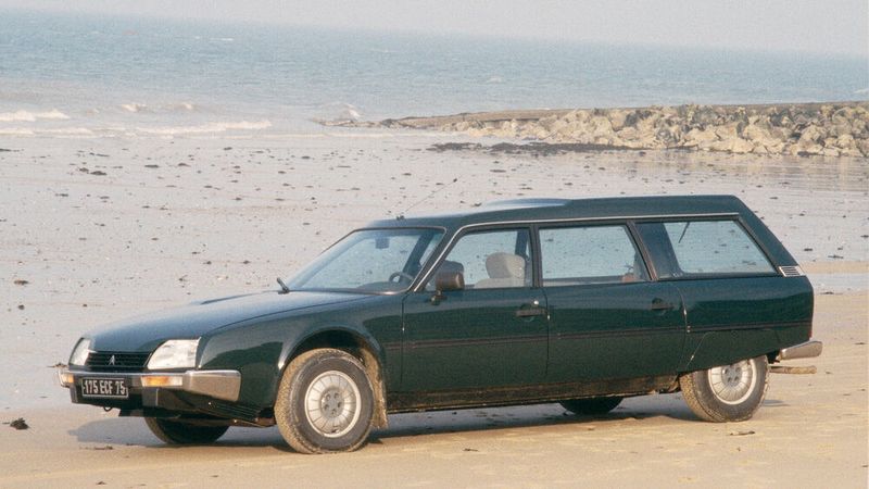 Im September 1975 kam der Kombi hinzu, traditionell als Break bezeichnet, der gegenüber dem Berline einen um 25 Zentimeter verlängerten Radstand aufwies. Dank der hydropneumatischen Federung und des stabil konstruierten Chassis lag die Zuladung bei mehr als 700 Kilogramm – für die damalige Zeit ein beachtlicher Wert. Als zweite Neuerscheinung kam einige Monate später der Prestige auf den Markt, der dieselbe Bodengruppe wie der Break nutzte. Der zusätzliche Raumgewinn kam ausschließlich den Fondpassagieren zugute. (Bild:  Citroën/Stellantis )