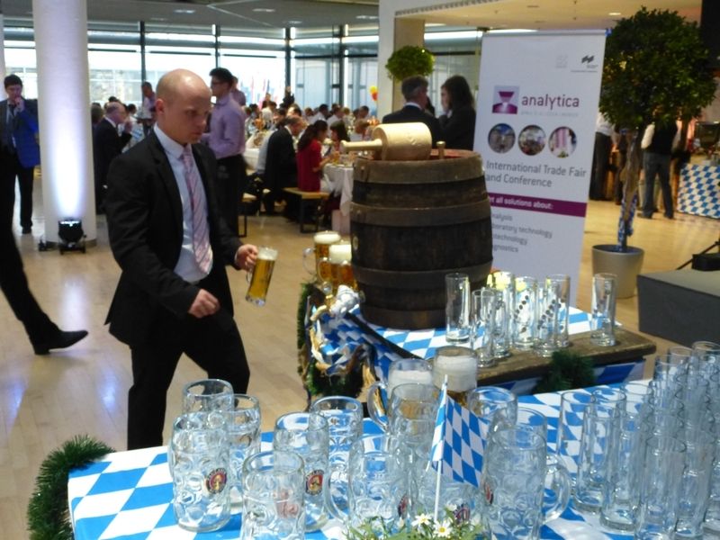 Impressionen vom diesjährigen Ausstellerabend der Analytica 2014 in München.
 Weitere aktuelle Bilder und Nachrichten finden Sie auf unserer Landingpage zur Analytica, in unserem Visitorguide zur Messe oder in den kommenden Tage auch auf der Bildergalerie-Übersichtsseite . (Bild: Back/LABORPRAXIS)