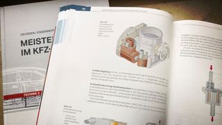 Das Fachbuch „Meisterwissen im Kfz-Handwerk“ besteht aus zwei Bänden und kostet 129 Euro.  (Bild: Vogel Communications Group)