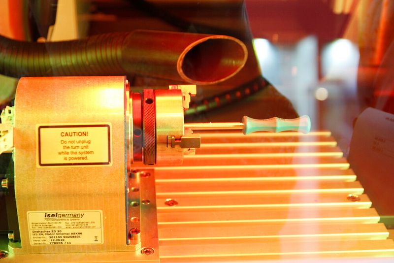 Mit dem Faserlaser gibt es keinen Materialabtrag, die Oxidschicht auf dem Metall wird farblich verändert.  (Devicemed/J. Engelke)