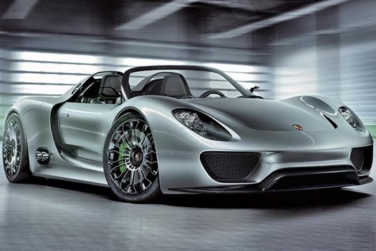 Der Hochleistungs-Mittelmotor ist vor der Hinterachse positioniert und ist eine Weiterentwicklung des 3,4-Liter-Triebwerks aus dem RS Spyder. (Archiv: Vogel Business Media)