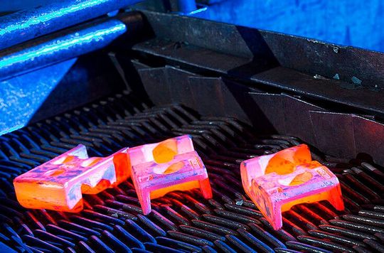 Kleiner Blick in die Rasche-Umformtechnik-Produktion in Plettenberg. Das Unternehmen wurde jetzt von der Mutares SE & Co. KgaA übernommen, wie die dgap meldet. Es handelt sich dabei um eine sogenannte Add-on-Investition.(Bild:  Rasche Umformtechnik)