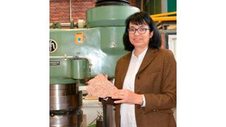 Prof. Dr. Sylvia Stürmer zeigt einen Teil eines Leichtbeton-Mauersteins aus dem Technischen Rathaus von Tübingen – ein Beispiel für die Nutzung von Abrissmaterial in der Nachkriegszeit. (Bild: HTWG)