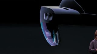 Alex Kipman, als Technical Fellow einer der Entwickler der HoloLens 2, zeigt die zweite Generation der MR-Brille erstmals auf dem MWC in Barcelona.   (Microsoft)