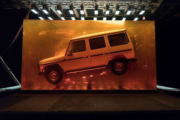 Zur Präsentation der neuen G-Klasse hat Mercedes-Benz auf der Detroit Motor Show ein Modell der ersten Generation aus dem Jahr 1979 in bernsteinfarbenen Kunstharz gegossen. (Daimler)