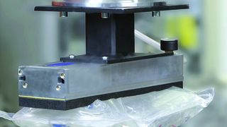 Vakuum-Flächengreifsystem FXC beim Transport eines Infusionsbeutels: Durch die Modularität in Aufbau und Ausstattung kann der Greifer 100%ig an die jeweilige Handhabungsaufgabe angepasst werden. Bild: Schmalz (Archiv: Vogel Business Media)