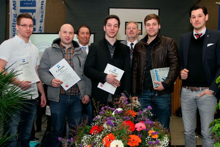 Klasse Leistung der Prüflinge bei der Kfz-Innung Essen: (v.li.) Tim Kasseckert (Polizeipräsidium Essen), Simon-Jan Jaruszovic (Firma HTE Auto-Service), Harald Buscher (KH-Essen), Maximilian Baumann (Gottfried Schultz), Werner Rinke (BKM), Niklas Heier (Gottfried Schultz Sportwagen) und Marcel Seyer (Obermeister der Innung des Kraftfahrzeug-Gewerbes Essen). (Foto: Kfz-Innung)