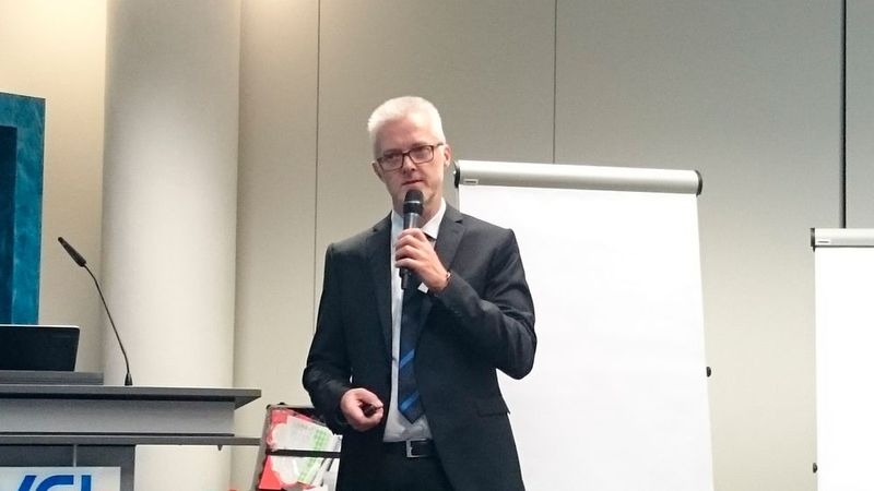 Michael Jochem, Robert Bosch, referierte über die Security für die Verwaltungsschale. (Bild: Sariana Kunze/elektrotechnik)